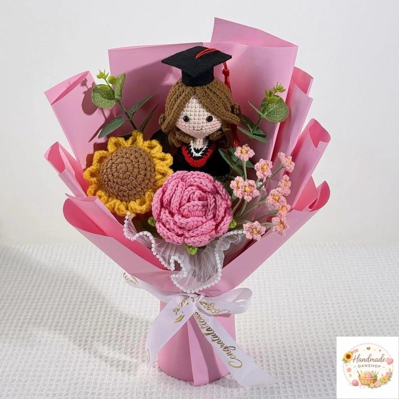Crochet Graduation Bouquet  Handmade Class of 2026 Gift with Custom Graduate Doll & Flowers, Graduation Gift for Son,Flower Gift,Mother day
