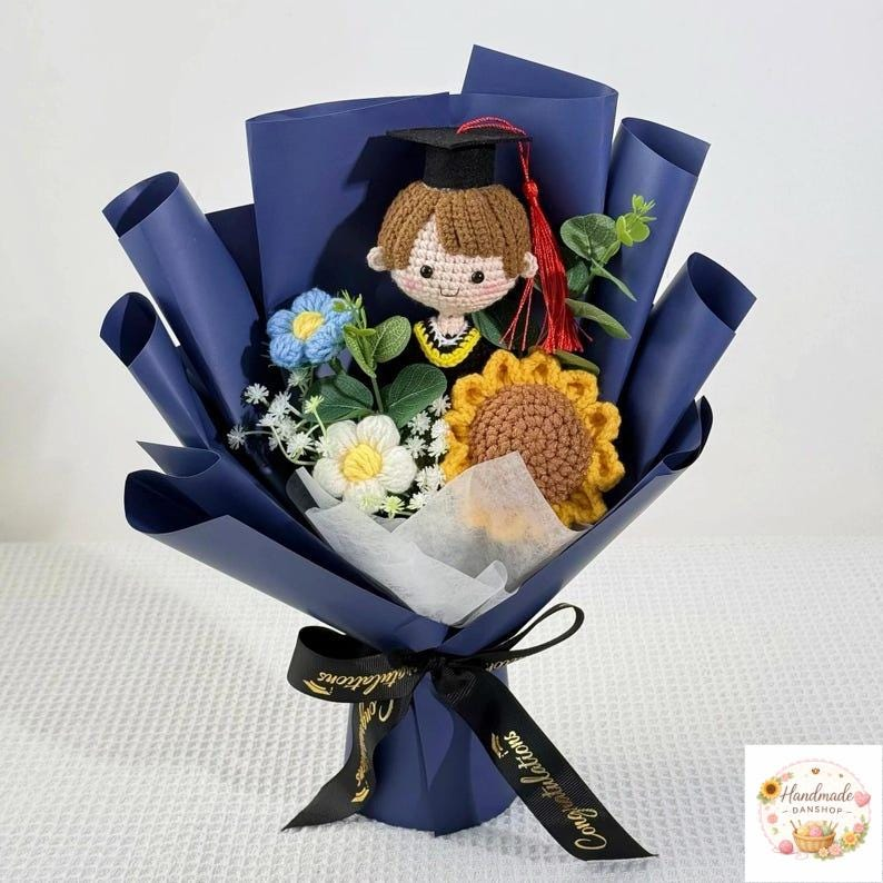 Crochet Graduation Bouquet  Handmade Class of 2026 Gift with Custom Graduate Doll & Flowers, Graduation Gift for Son,Flower Gift,Mother day